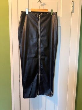 SHEIN Black Faux Leather Pencil Skirt with Front Zip Detail